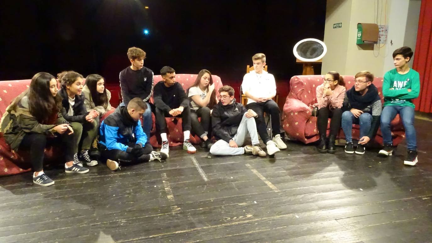 Doce adolescentes protagonizan una campaña contra la violencia machista