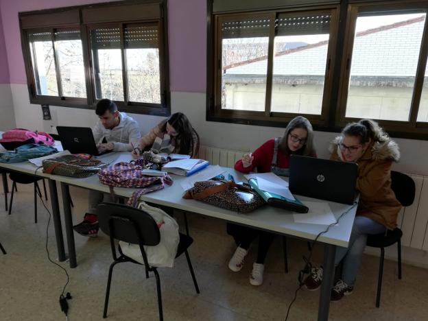 Un proyecto convierte a alumnos del IES Francisco de Orellana en profesores por un día