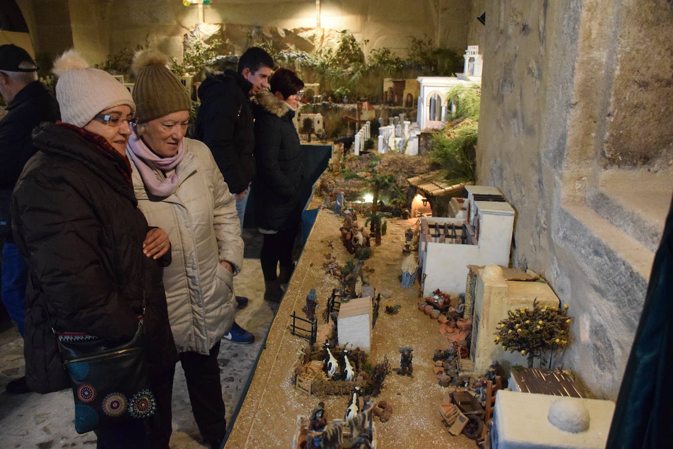 La plaza Mayor acoge tres llamativos nacimientos abiertos al público con diferentes estilos