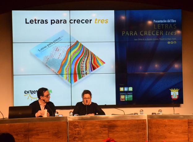 Gallego acerca a Trujillo el libro 'Letras para crecer tres' y su ONG Extremayuda
