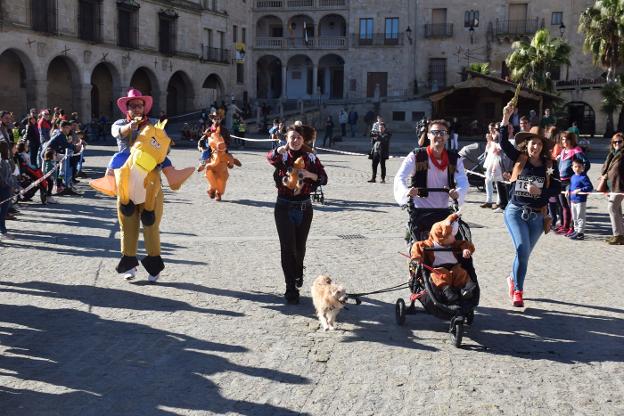 El buen tiempo se une al ambiente festivo de la San Silvestre trujillana
