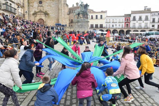 La plaza Mayor se llena de colorido con la celebración del Día de la Paz