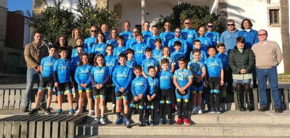 Los ciclistas trujillanos lucen una nueva indumentaria