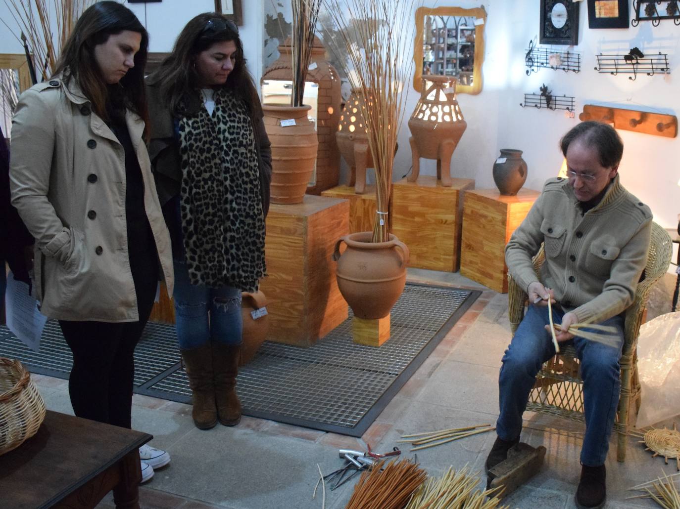 La sala de artesanía apuesta por las visitas con demostraciones en vivo