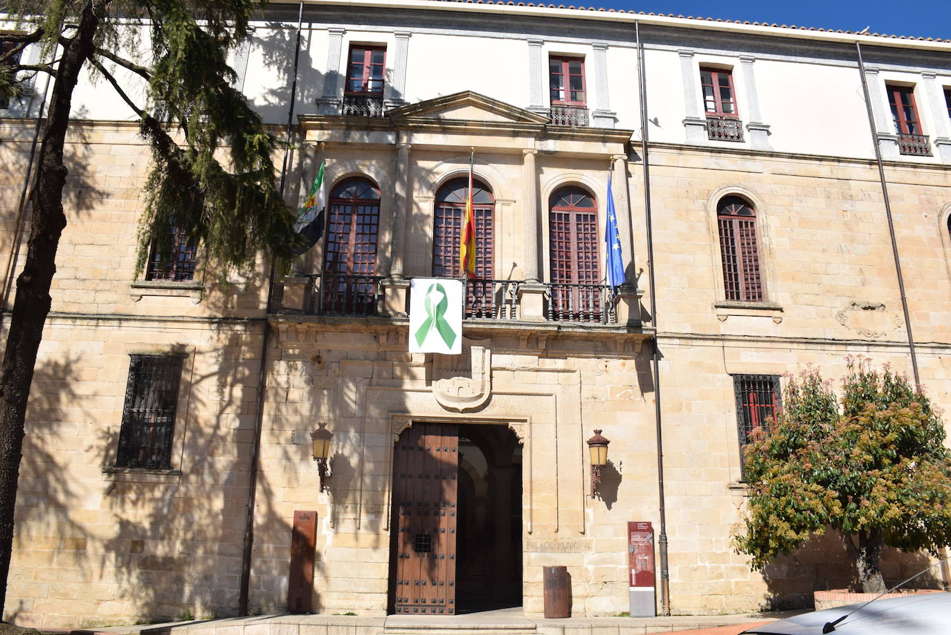 El Ayuntamiento cuelga un lazo verde en apoyo al campo extremeño