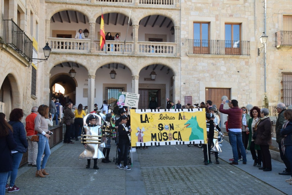 El carnaval escolar sale a la calle