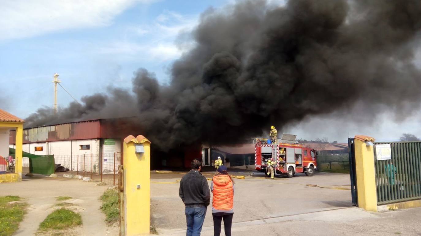 Sale ardiendo una nave de Copreca provocando diversos daños materiales