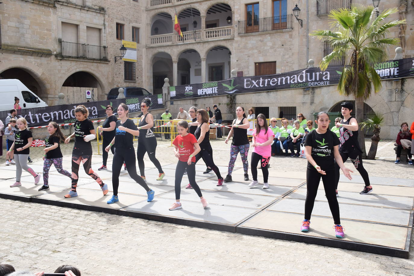 La plaza Mayor se convierte en un terreno de juego para acoger el programa 'Mujer y deporte'