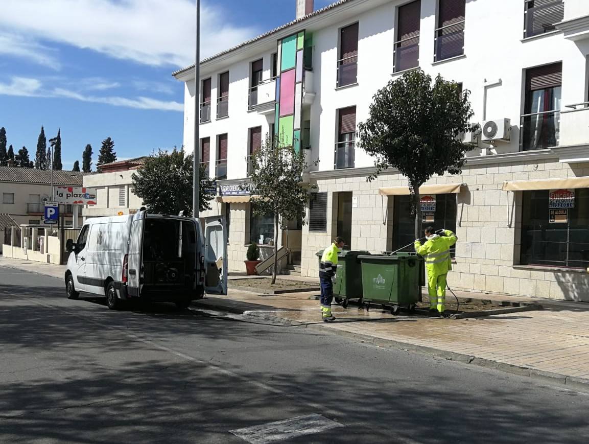 El Consistorio desinfecta contenedores, bancos y zonas aledañas para prevenir posibles contagios