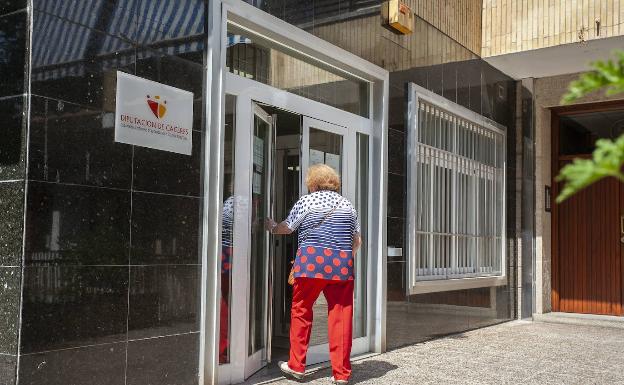 La Diputación de Cáceres retrasa un mes el cargo del recibo del IBI y pone en pausa los embargos