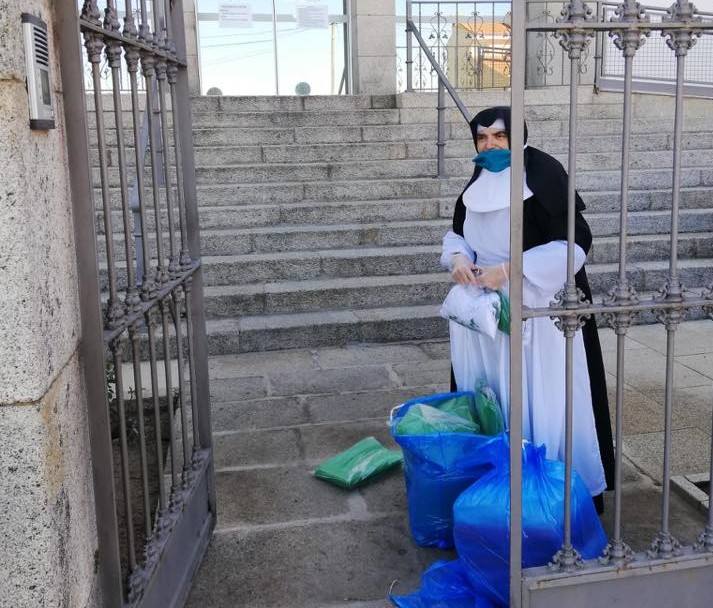 El asilo recibe material de protección donado por entidades y colectivos