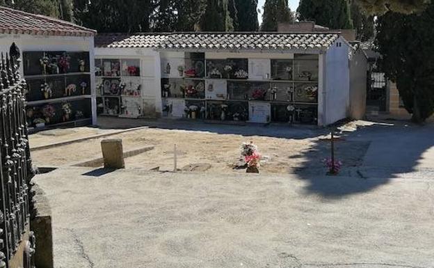 Los entierros, con un máximo de tres familiares