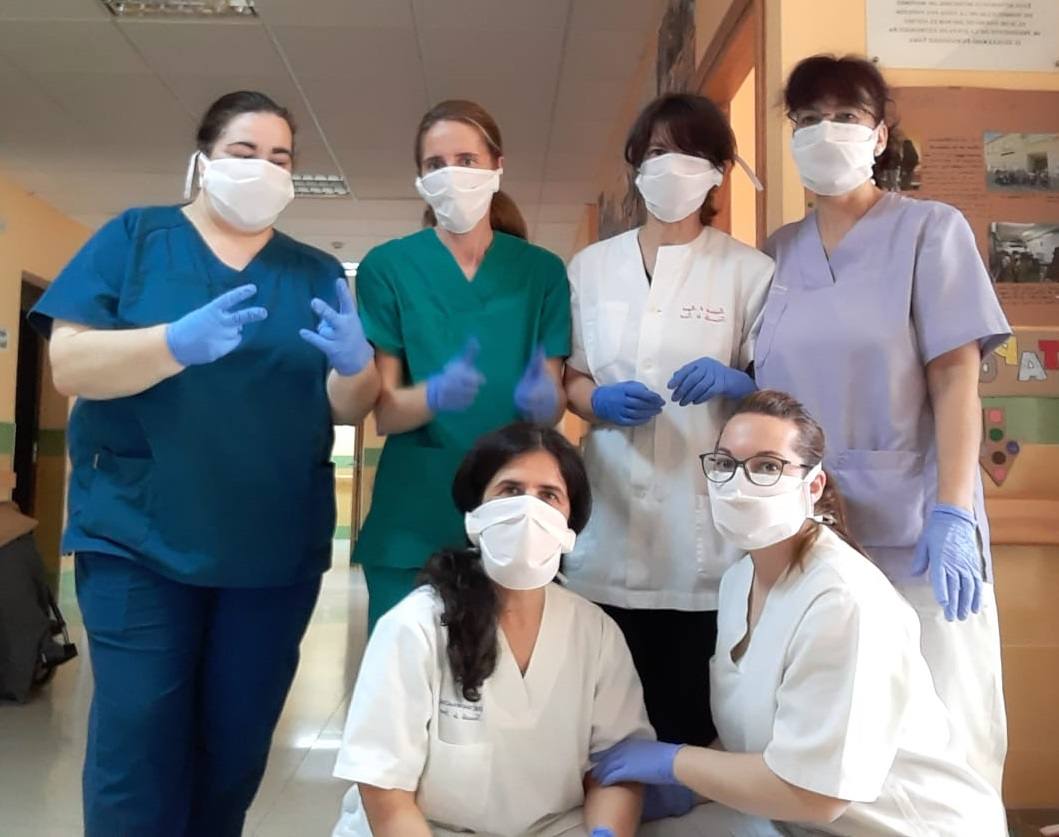 El área de salud de Cáceres valida el material de batas y pijamas del grupo 'El COVID-19 lo paramos todos'