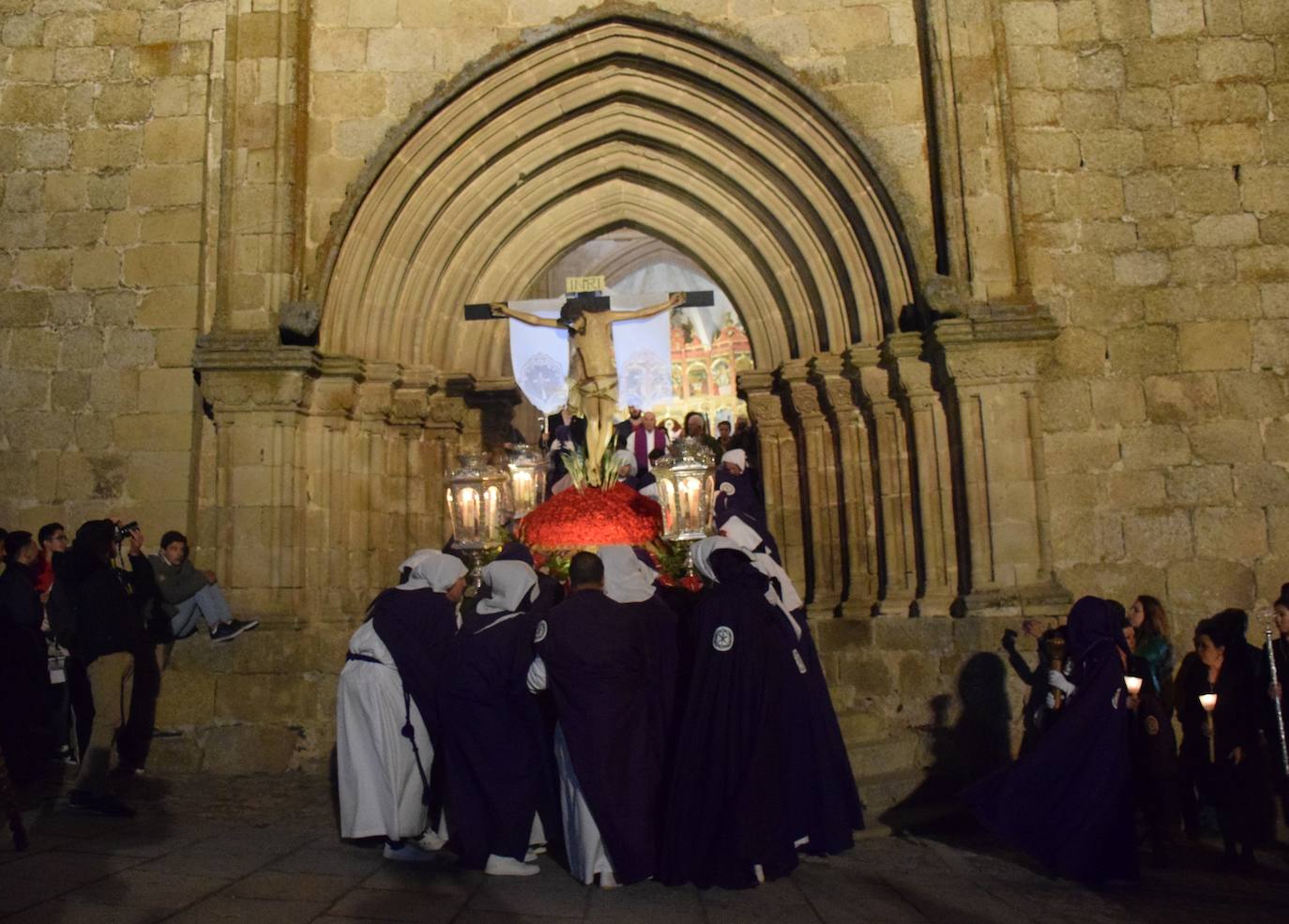 La procesión del Encuentro y dos traslados procesionales tuvieron lugar el Miércoles Santo del año pasado