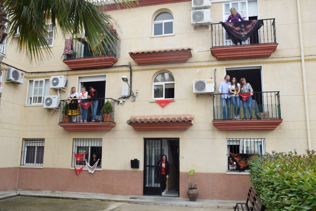 La ciudad celebra un Chíviri atípico en balcones y terrazas