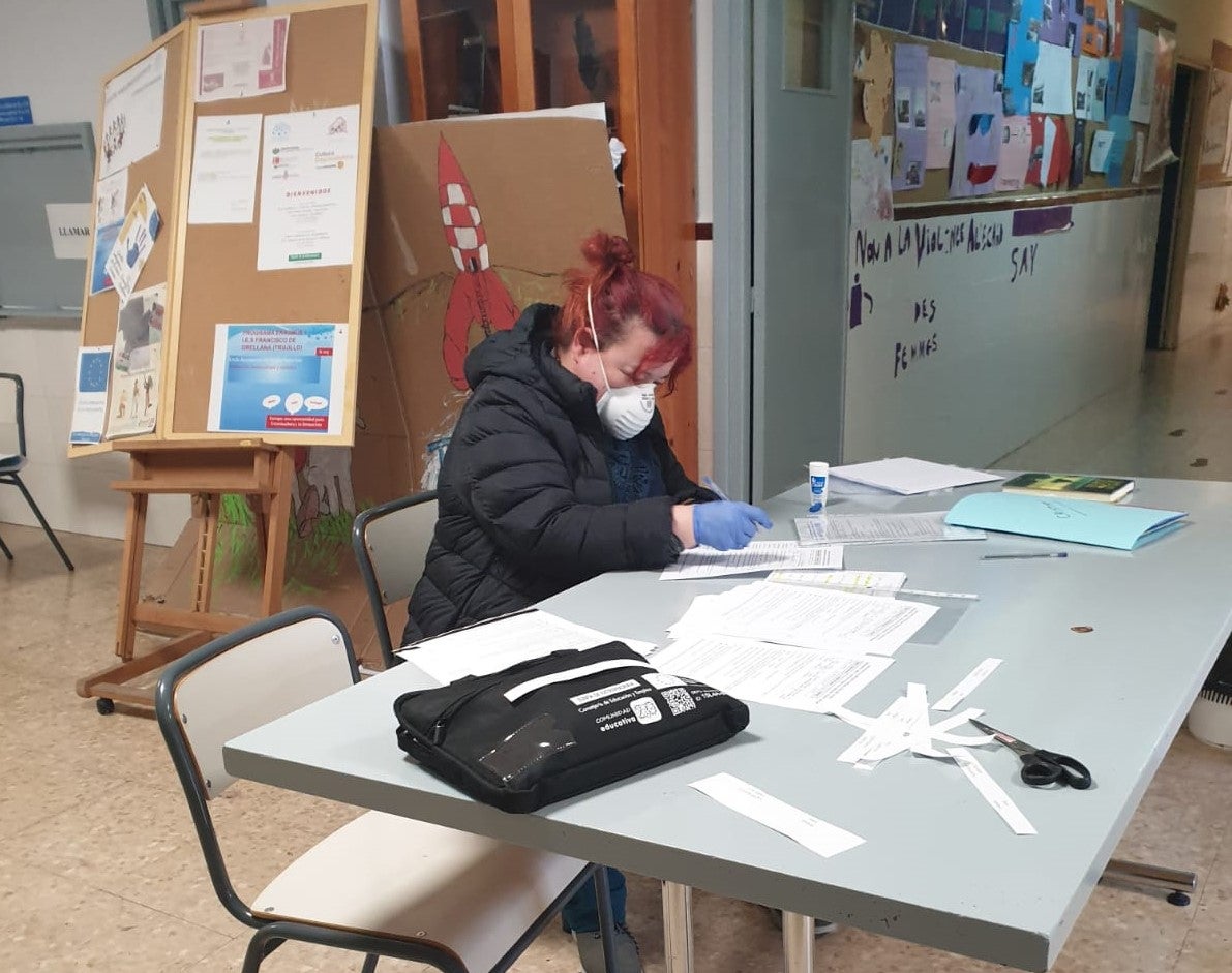 El IES Francisco de Orellana presta 14 ordenadores ante la necesidad de algunos alumnos