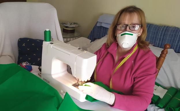 'Desde casa, contra el coronavirus' ya ha repartido 5.000 mascarillas y 700 batas