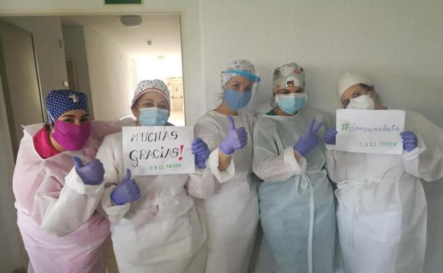 El grupo de costureras de la cantera del Trujillo ya ha repartido más de 2.000 batas