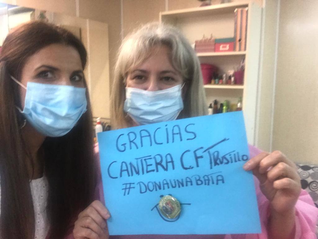 Los grupos de costureras entregan batas y mascarillas a negocios de la ciudad