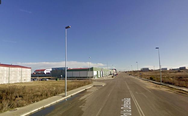 Herido un trabajador al caerle encima una puerta en el polígono industrial Arroyo Caballo