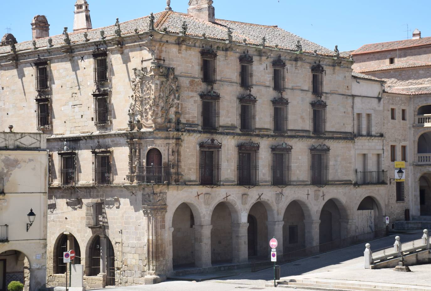 El palacio de La Conquista atraviesa fronteras
