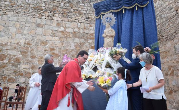 El castillo acoge una atípica ofrenda floral con una buena aceptación de personas