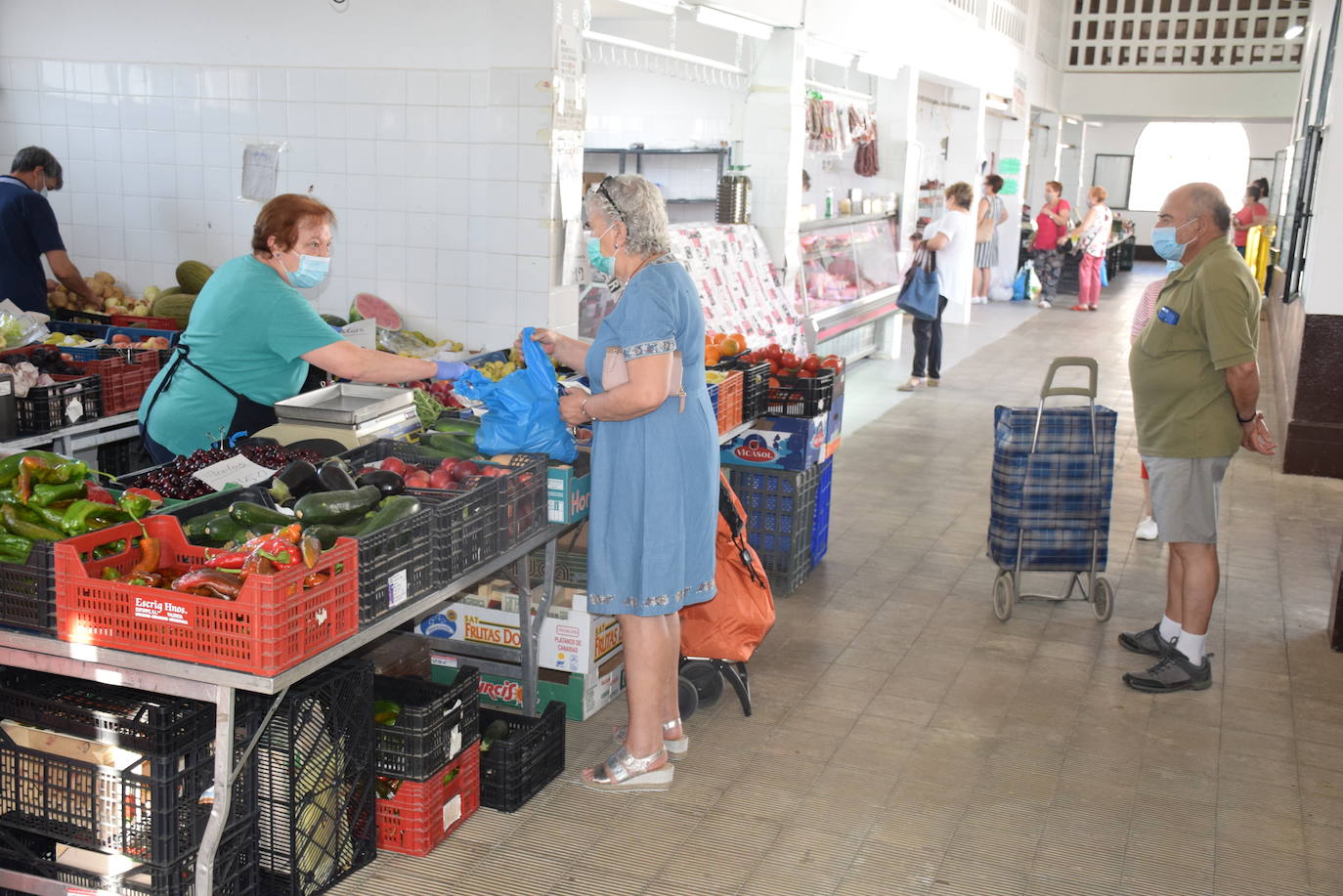 El mercado de abastos se reactiva sin demasiado público