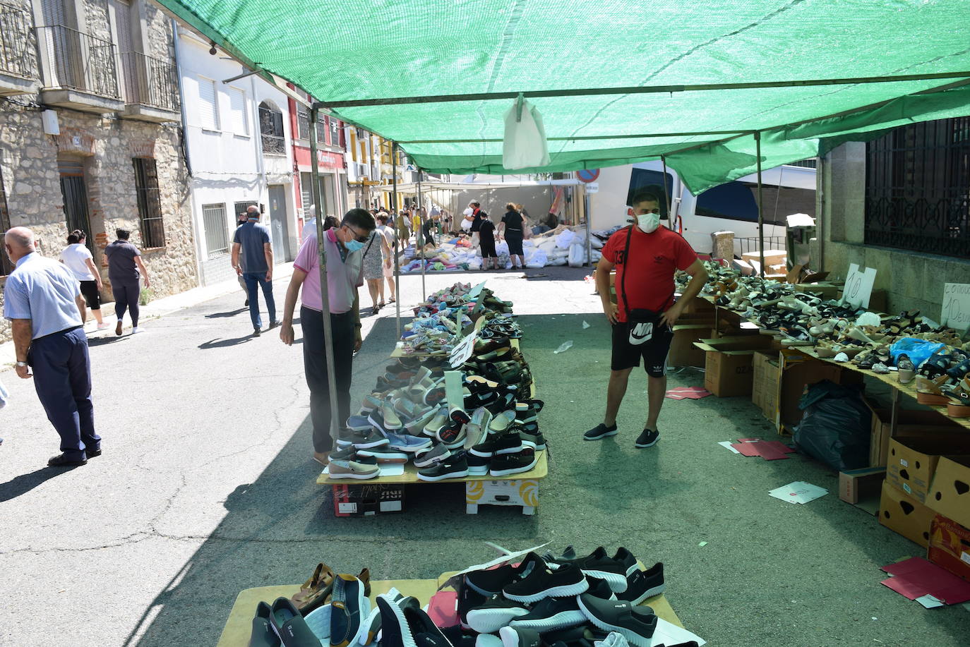 El mercadillo recupera los puestos de la calle en una jornada con poca afluencia de público