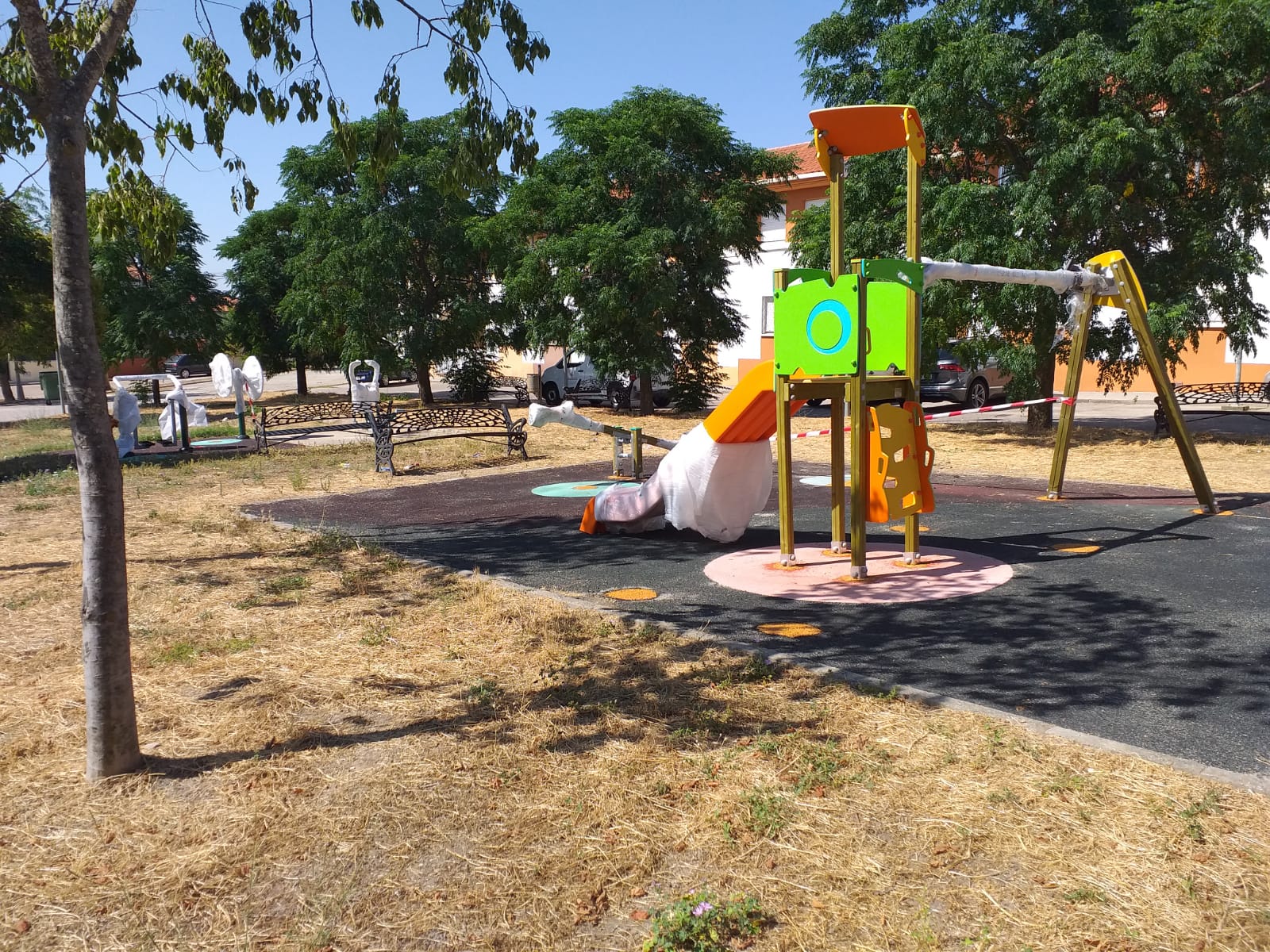 La Concejalía de Servicios mejora los parques de diversos puntos de la población