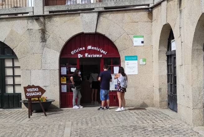 El Consistorio prohíbe abordar a turistas en los espacios públicos