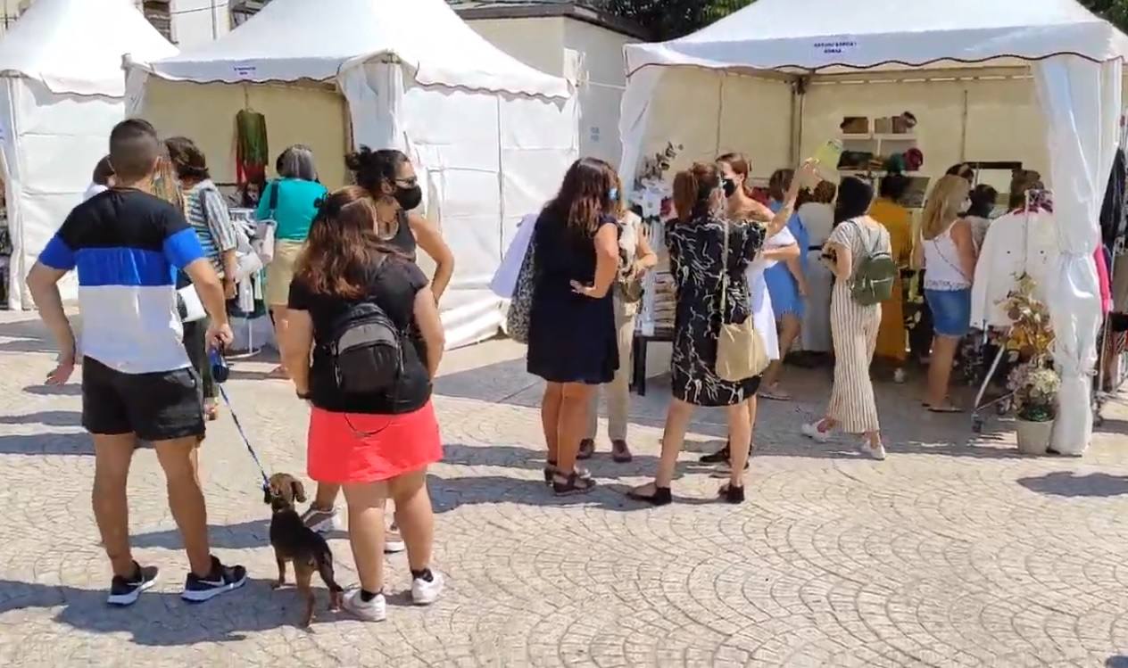 El I mercadillo outlet registra una buena afluencia de público