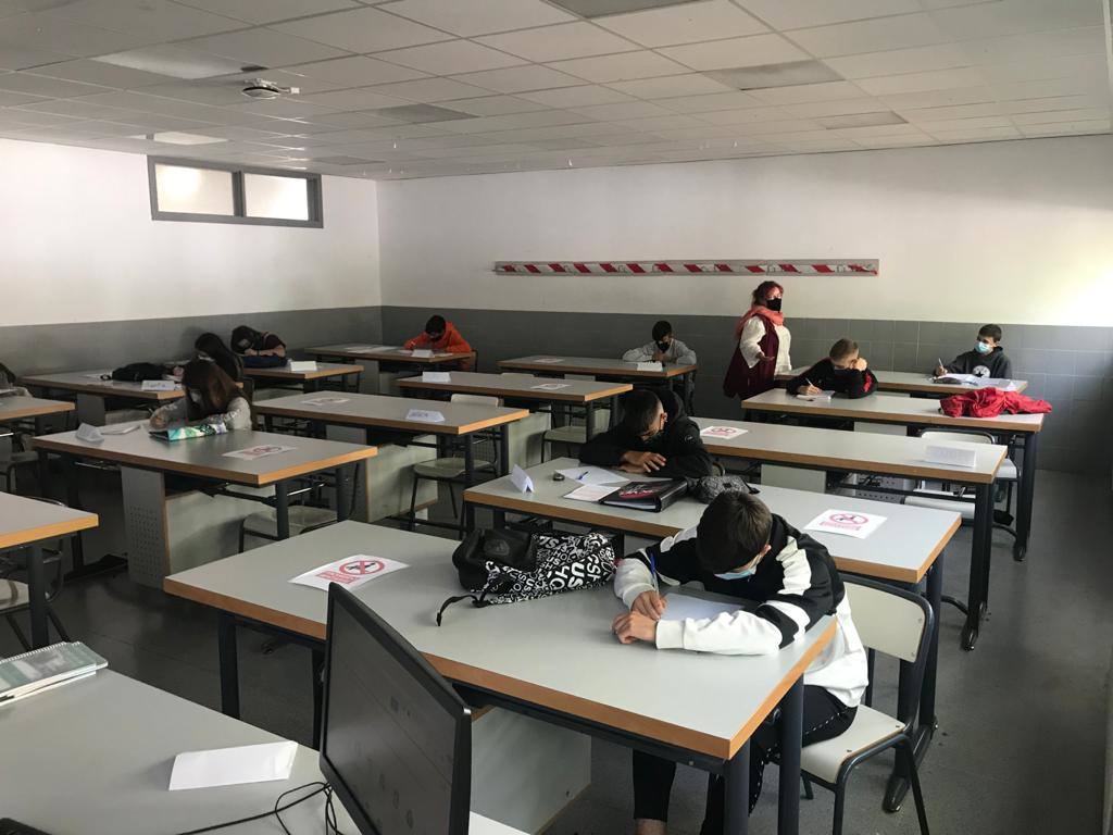 Unos 1.700 alumnos inician en la ciudad un nuevo curso marcado por la covid