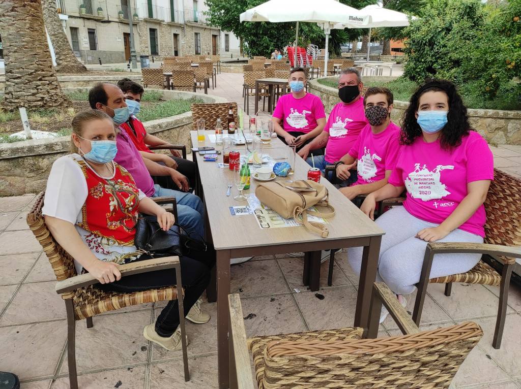 Numerosos vecinos tiñen de rosa diversos espacios de la ciudad, a pesar de la pandemia