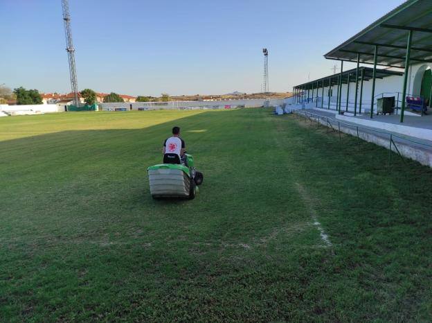 El Consistorio hace mejoras en el campo de fútbol Julián García de Guadiana