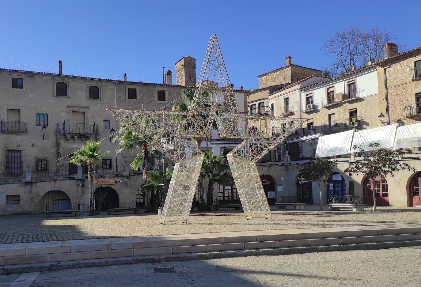 Una estrella de grandes dimensiones preside ya la plaza Mayor para la Navidad
