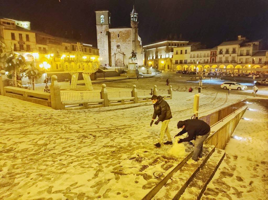 La nieve hace su aparición en la ciudad