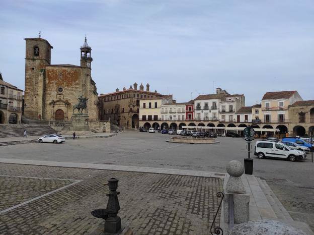 El alcalde pide que se quiten los cables visibles en la plaza Mayor