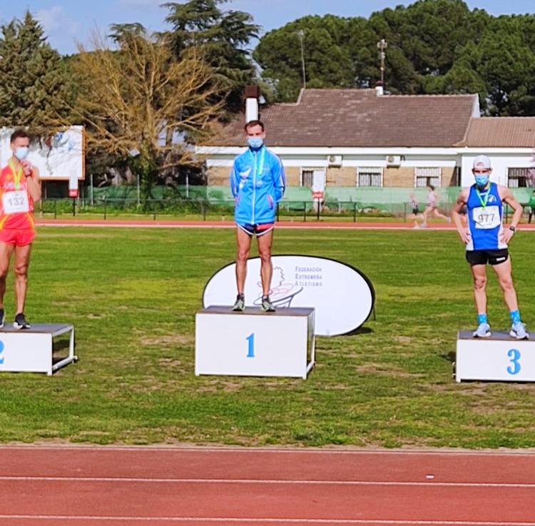 El atleta trujillano Javier Canelada, campeón de Extremadura en 3.000 metros en pista