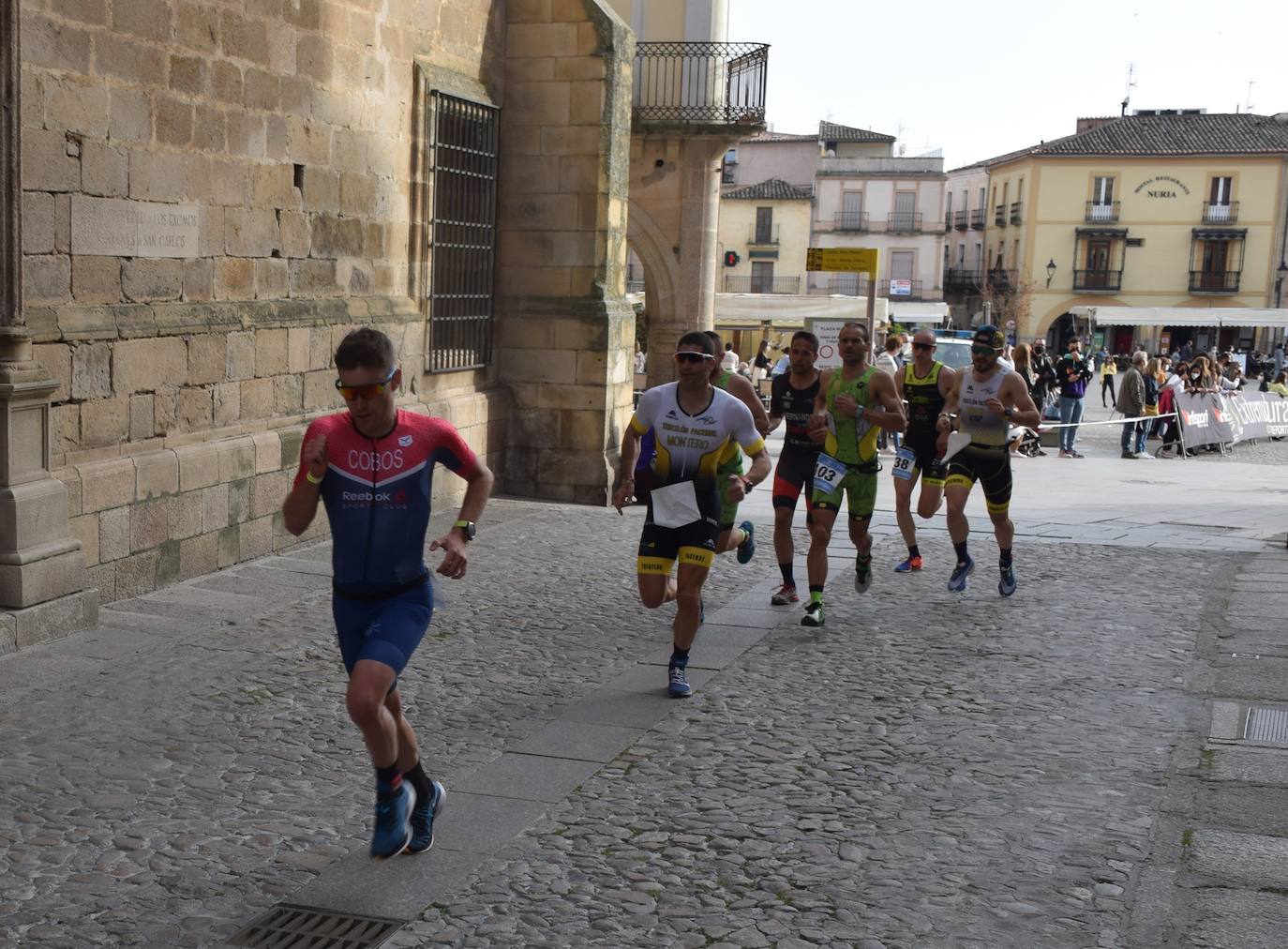 La plaza Mayor recobra cierta vida con la prueba de duatlón 'Ciudad de Trujillo'
