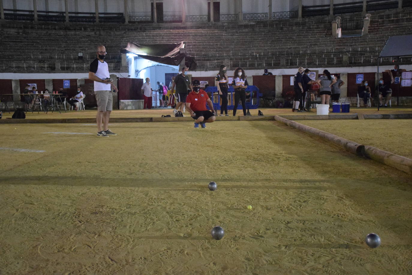 La plaza de toros acoge este fin de semanas dos campeonatos regionales de petanca