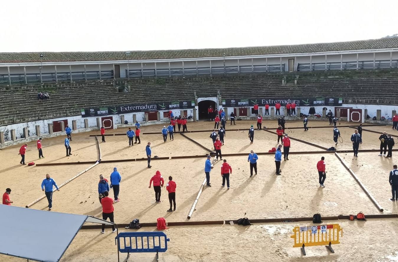 Más de 70 personas se reúnen en la plaza de toros para disputar dos torneos regionales de petanca