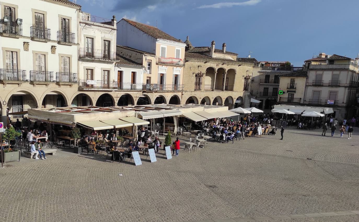 El Consistorio empieza a aplicar la nueva norma en las terrazas de Trujillo
