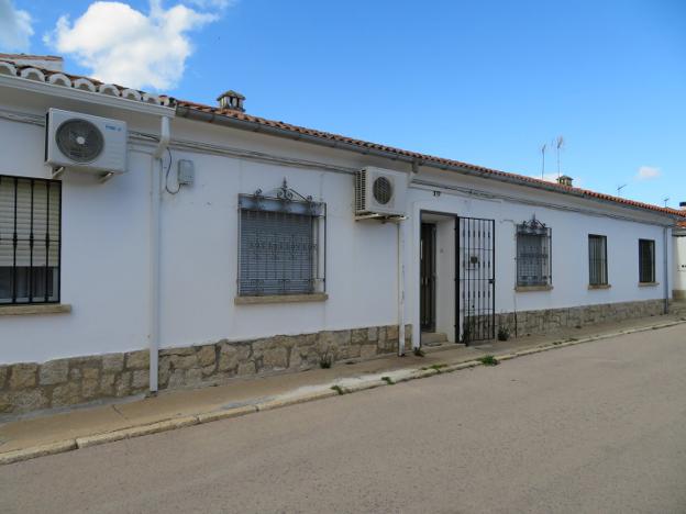 Una vecina dona una vivienda, con muebles, a la Hermandad Virgen de la Victoria