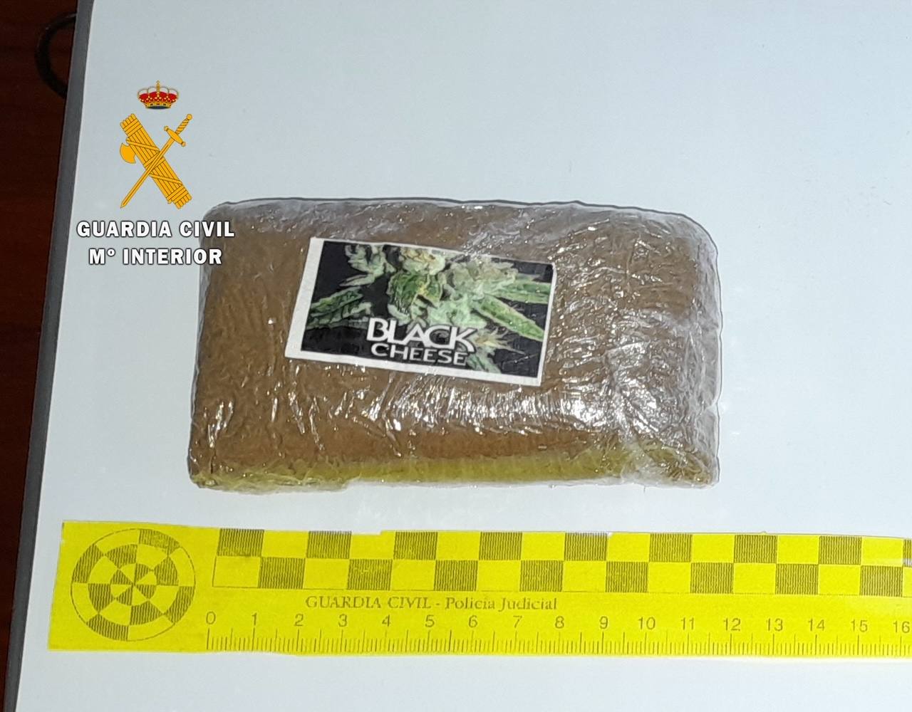 La Guardia Civil dentiene a un conductor en la A-5, por encontrar en su vehículo 100 gramos de hachis
