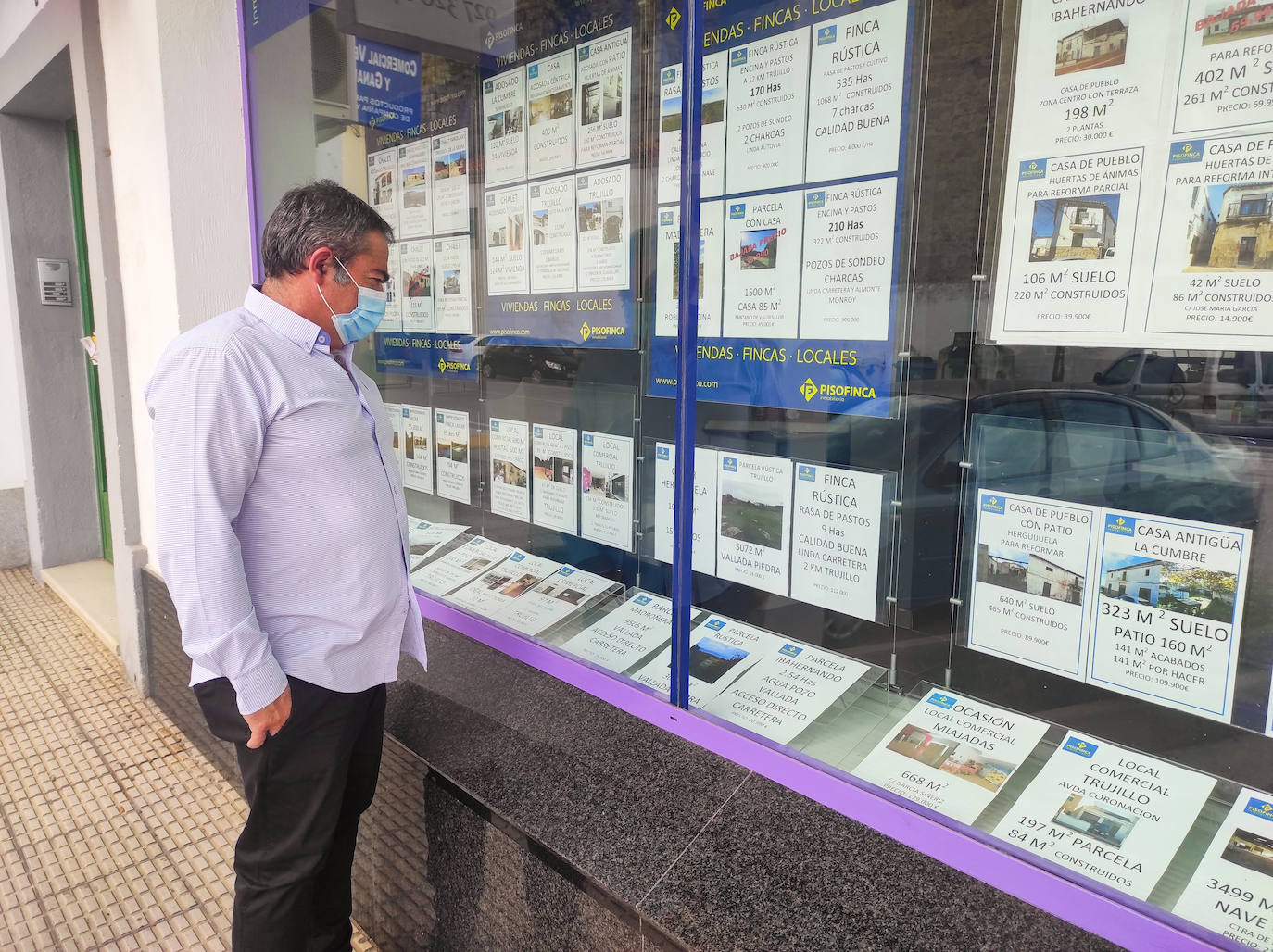 José Manuel Casero, revisando si todavía hay viviendas para alquilar /JSP