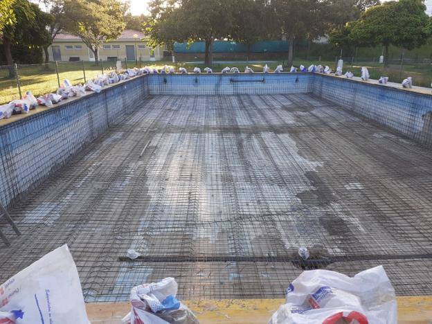 El Consistorio de Madroñera reforma el vaso grande de la piscina