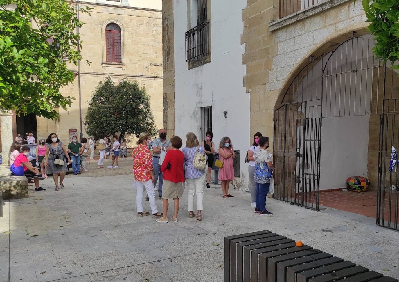 Larga cola en el primer día para poder tramitar los abonos de las piscinas municipales