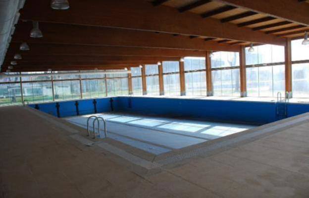 Sale a licitación la obra de la instalación de las placas solares de la piscina climatizada