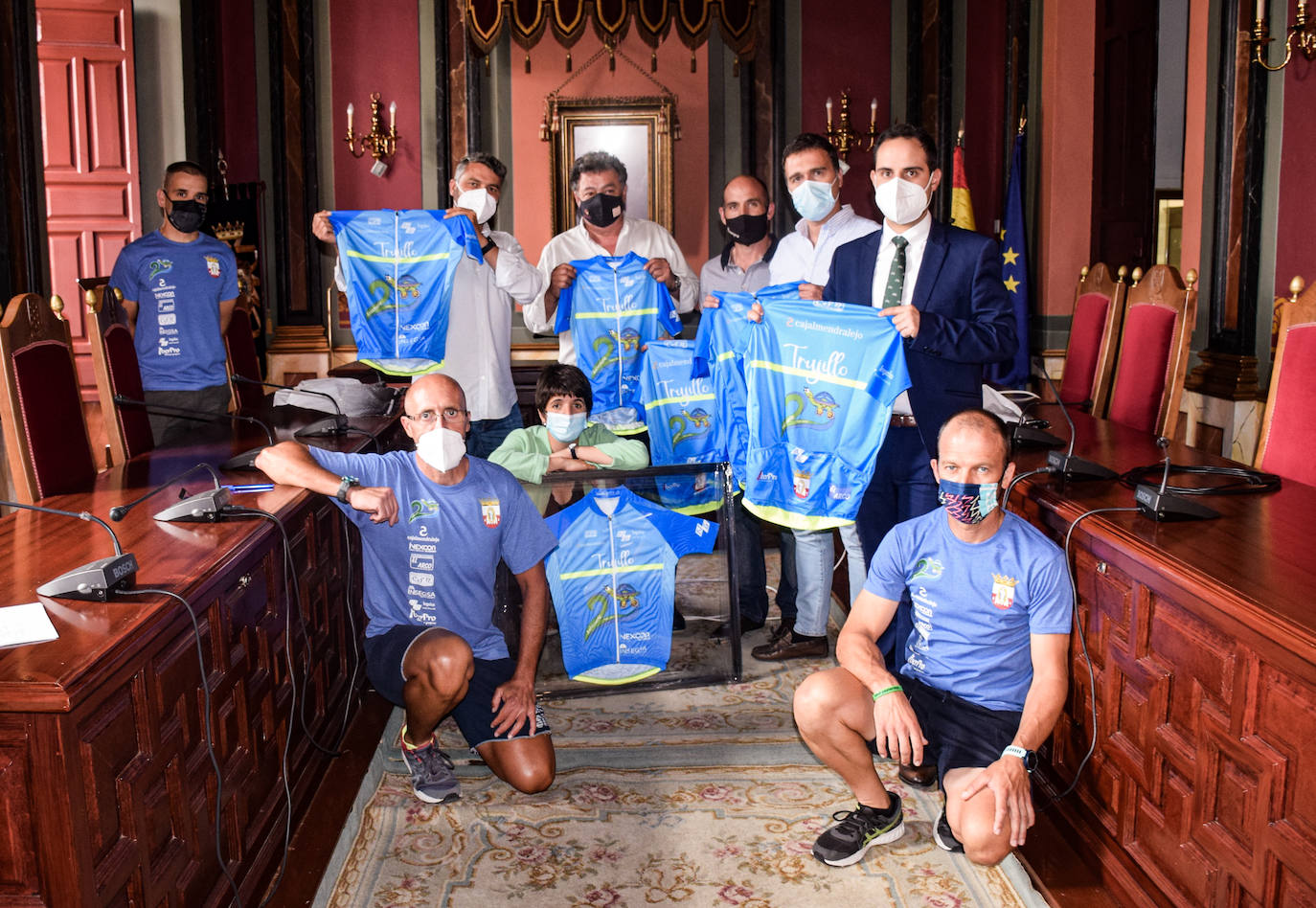 La asociación ciclista Francisco Pizarro hace entrega del maillot conmemorativo de su 20 aniversario