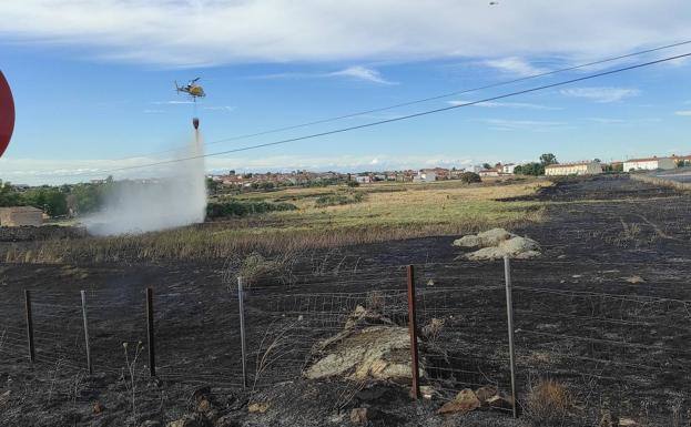Las llamas se quedaron cerca de unas viviendas en el fuego producido ayer